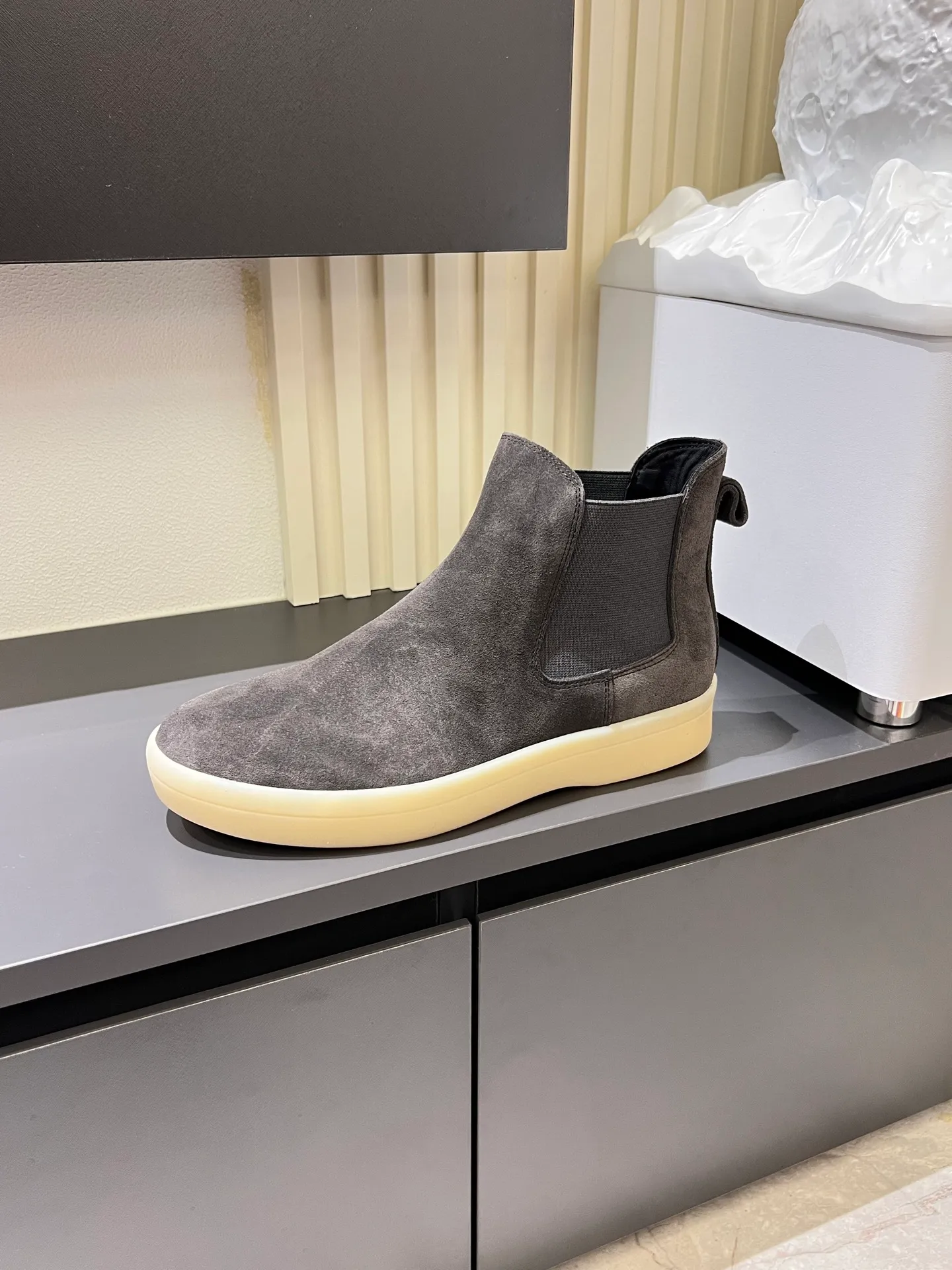 p440 Loro Piana's new niche winter men's mid-top shoes are shipped! The fabric is made of mercerized cowhide imported from Italy, with a sheepskin lining, which is comfortable, breathable and not stuffy to the feet. The outsole is made of natural rubber, which is wear-resistant and non-slip! Size: 38-44 (45.46.)